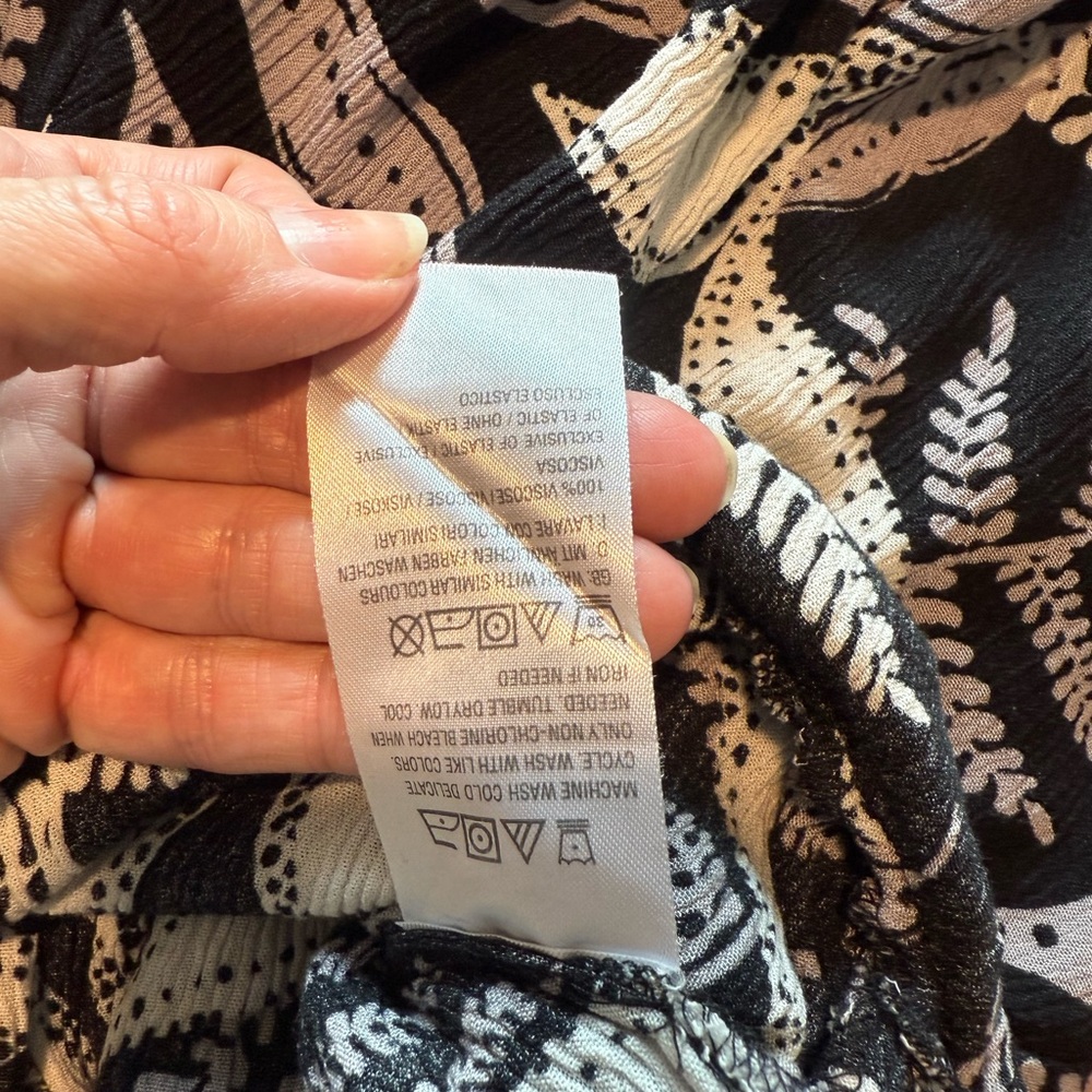 AnyBody Monochrome Leaf Pattern Jumpsuit - Picture 14 of 15